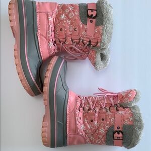 Elegant Girl’s Pink Snow Boots with Floral Pattern. Size: 3 Excellent condition.